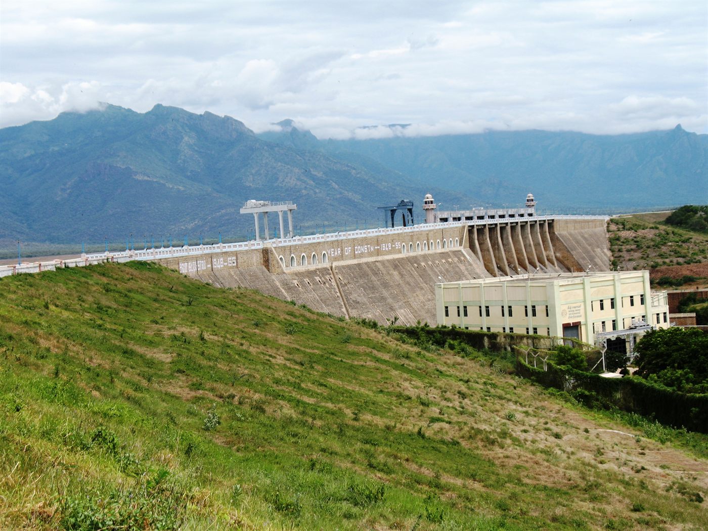 Hydroelectric power plant dam